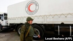 Ruski vojnik nadgleda konvoj humanitarne pomoći na putu ka Istočnoj Guti, 5. mart 2018.