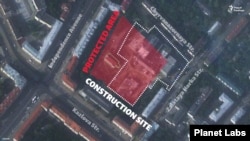 Imagine din satelit realizată de Planet Labs a zonei Zalataia Horka. Zona protejată este colorată în roșu, șantierul este delimitat cu alb, iar Biserica Sfântul Rochus, cu verde.
