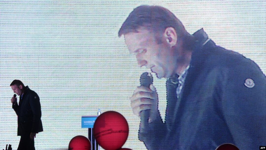 Aleksei Navalny campaigns in Moscow. Can his "network" best the Kremlin's "machine"?