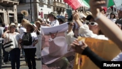 Pristalice nedavno ubijenog gradonačelnika Michoacana Carlosa Manza protestuju u Moreliji, 15. novembar 2025.