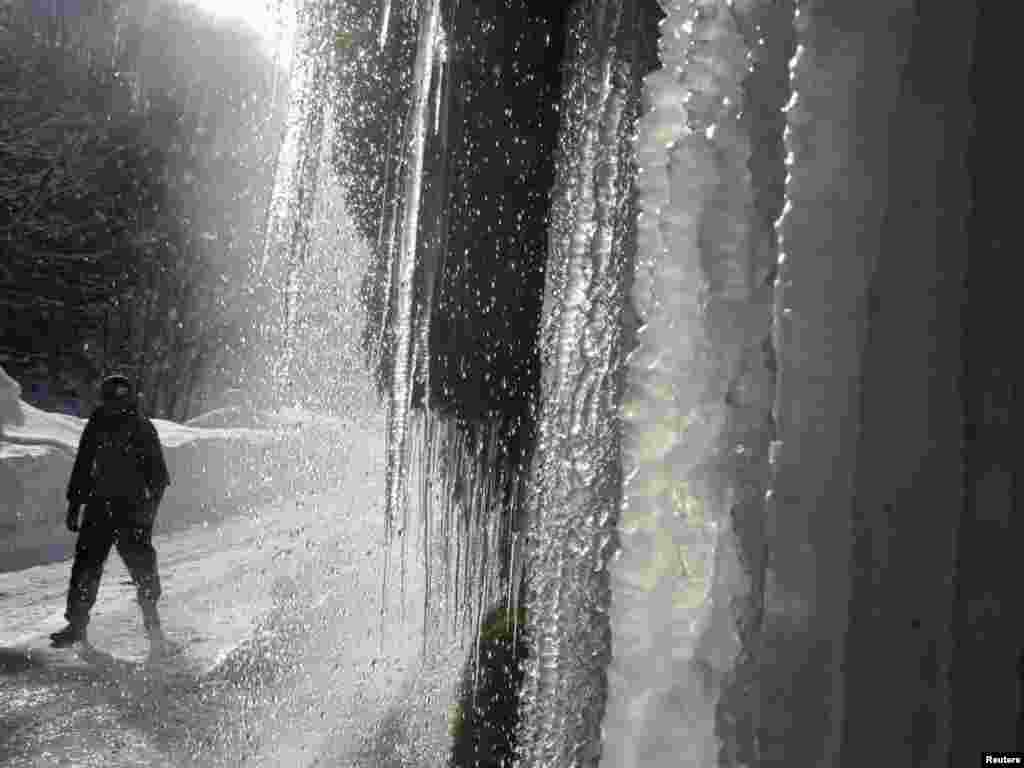 Kosovo -- A man walks in the snow in the village of Jezerc, 31Jan2012