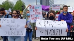 Protestë në Prishtinë kundër abuzimeve seksuale, maj 2021.