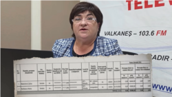 Galina Maresieva, redactora-șefă a radioului public din Găgăuzia, într-o captură foto din reportajul prin care postul anunța că va fi echidistant cu toți candidații la funcția de bașcan. Trei zile mai devreme, jurnalista donase 50.000 de lei pentru unul dintre ei.