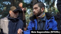 მინდია გაბაძე 6 დეკემბერს მასზე განხორციელებული თავდასხმის შემდეგ პოლიციელს ესაუბრება. 