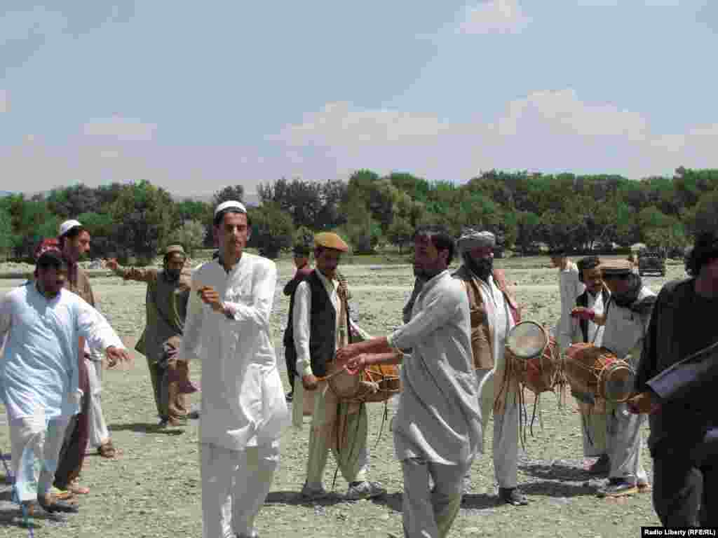 د متون ولسوالۍ خلک په خپله سيمه کې د بيارغونې کارونو ته خوشحاله دي