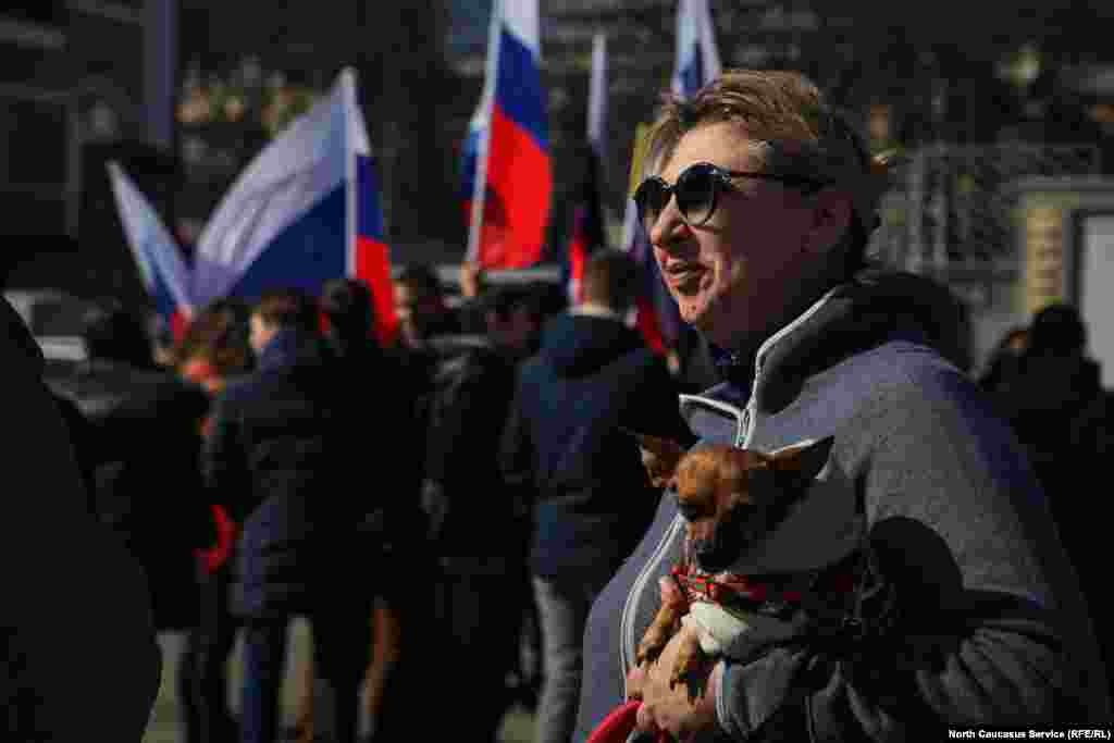 Происходящее не оставило равнодушным случайных прохожих