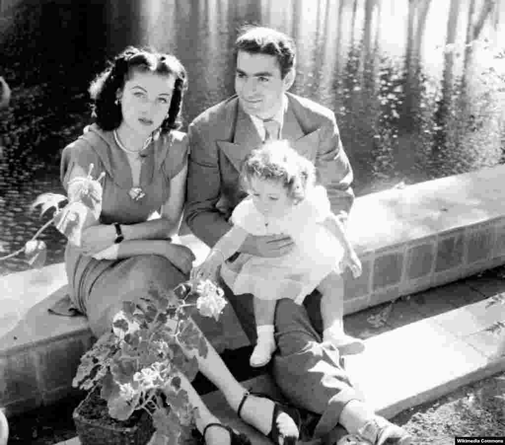 Муҳаммад Ризои Паҳлавӣ бо ҳамсари аввалаш Фавзия ва духтараш Шаҳноз