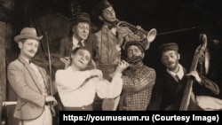 Сцэна са спэктаклю «Музыка» Беларускага дзяржаўнага габрэйскага тэатру