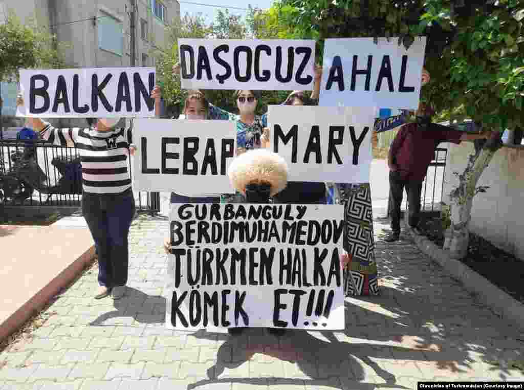 Türkmen häkimiýetleriniň ilatynyň meselelerni gözden düşürmegine garşy Kiprdäki türkmenler maýda protest geçirdiler.