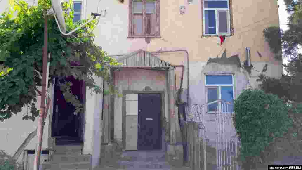 Käbir jaýlaryň üçekleriniň bölekleýin döwülendigini, ýagyş ýagan mahaly jaýyň içine suw akýandygyny ýaşaýjylar aýdýarlar. Şeýle-de, jaýyň girelgelerindäki agaçdan ýasalan basgançaklar hem ep-esli zaýalanandygy sebäpli, munuň ýaşaýjylara howp abandyrýandygy bellenilýär.