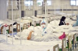 Коронавирус науқастарына қарап отырған дәрігер. Қырғызстан, 29 тамыз 2020 жыл.