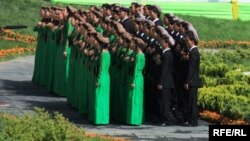 Türkmenistanyň gimnini ýerine ýetirýän ýaşlar.