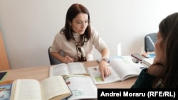 Elena Sochircă, șefa Catedrei de Geografie de la Universitatea „Ion Creangă”, autoare de auxiliare didactice, în timpul discuției cu Europa Liberă