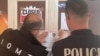 Dy zyrtarë gjatë vendosin njoftimin për mbylljen e një lokali diku në Kosovë gjatë një aksioni ndaj operatorëve të jashtëligjshëm ekonomikë.