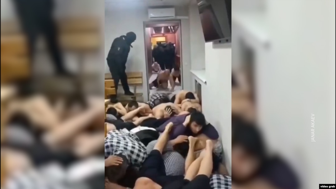 O înregistrare video care a devenit virală pe rețelele sociale arată cum migranți kârgâzi sunt forțați să se târască pe podea și să se întindă unii peste alții în timpul unui raid al poliției, la Moscova. 