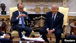 Predsednik Sjedinjenih Država Donald Tramp (desno) sastao se sa nemačkim kancelarom Fridrihom Mercem u Ovalnoj kancelariji Bele kuće u Vašingtonu, 3. marta 2026.