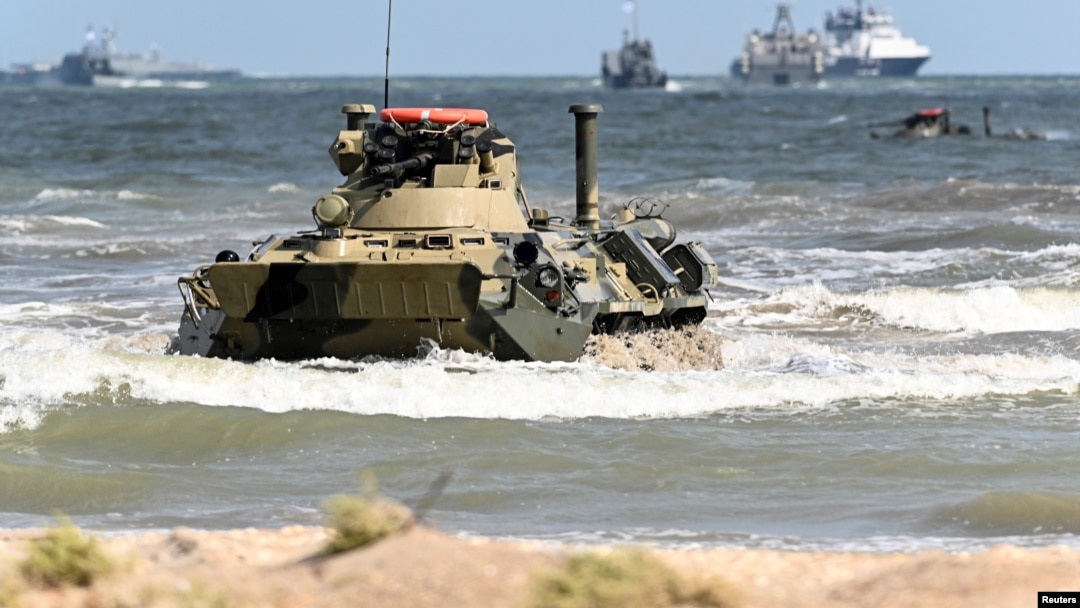 Un transportor blindat rusesc BTR-82A ajunge pe țărm în timpul exercițiilor militare de pe coasta Mării Caspice în Daghestan, în septembrie 2019.