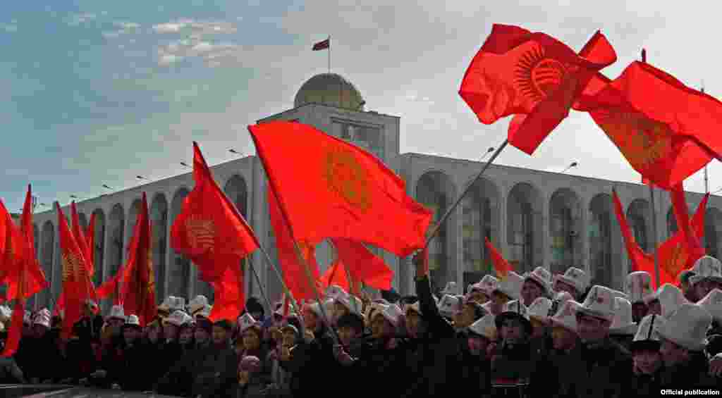 Мамлекеттик тууну өзгөртүү боюнча демилгелер көтөрүлүп, бул боюнча Жогорку Кеңеште депутаттык комиссия иштеп жатат.