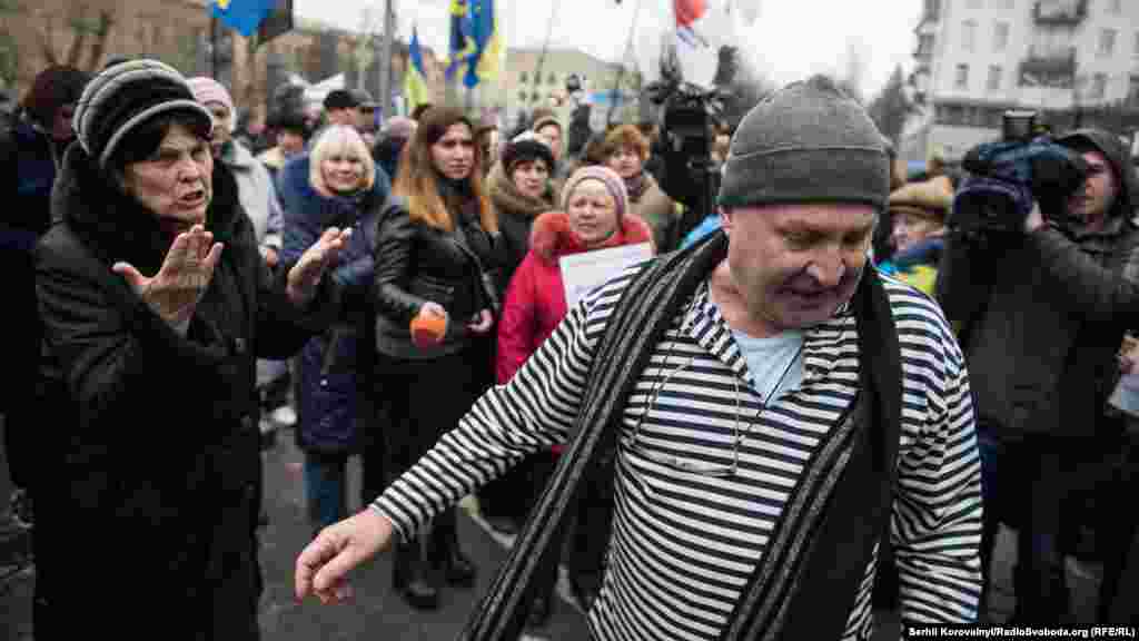 Не всі були задоволенні цими діями, і у натовпі виникали суперечки