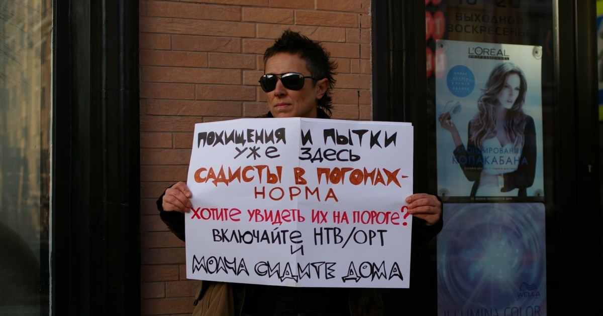 Чёрного наркоторговца две полицейские допрашивают и пытают сексом