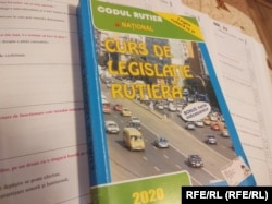 Manualul de legislație folosit de mulți dintre cursanții din România.