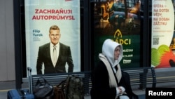 „Motoristul” Filip Turek într-un poster de campanie la Praga, înainte de alegerile parlamentare cehe din octombrie 2025