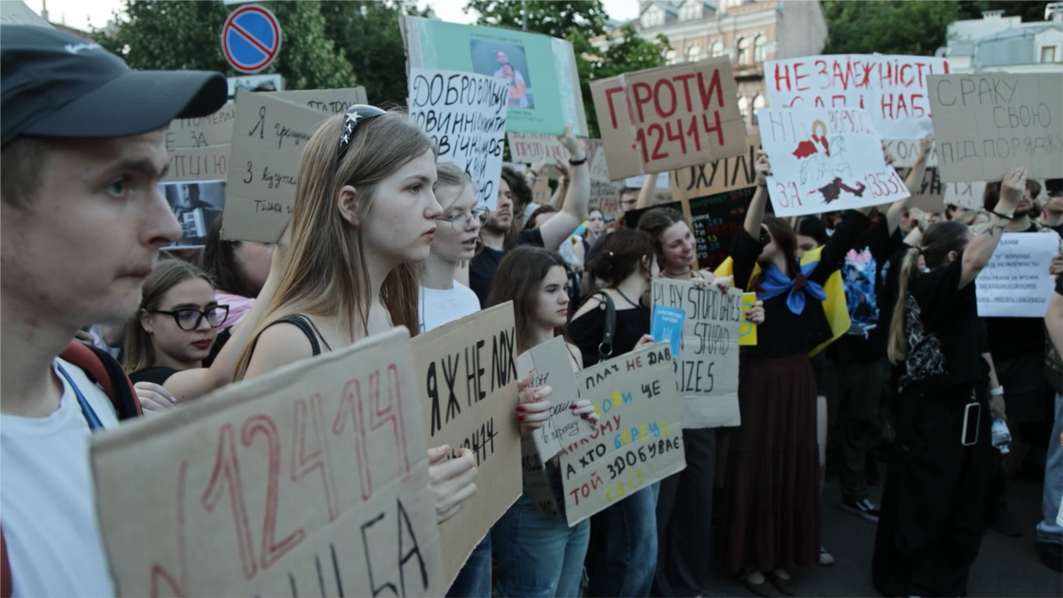 У Києві тривають протести: сотні людей вимагають незалежності антикорупційних органів (відео)