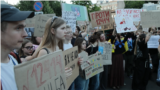 У Києві тривають протести: сотні людей вимагають незалежності антикорупційних органів (відео)