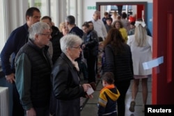 Secție de vot în București, turul al doilea al alegerilor prezidențiale, 18 mai 2025.