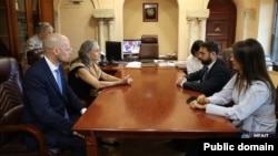 Եվրամիության հատուկ ներկայացուցիչ Մագդալենա Գրոնոն և Հայաստանի փոխարտգործնախարար Վահան Կոստանյանը Մատենադարանում, 14-ը սեպտեմբերի, 2026թ.