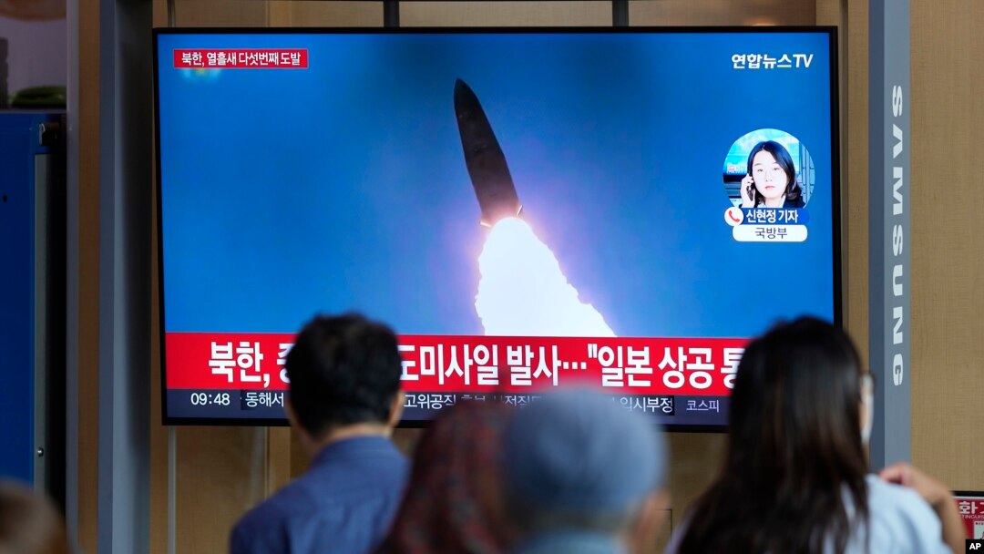 Un ecran din Gara din Seul (Corea de Sud) arată racheta lansată marți de Coreea de Nord. 4 octombrie 2022
