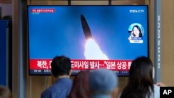 Un ecran din Gara din Seul (Corea de Sud) arată racheta lansată marți de Coreea de Nord. 4 octombrie 2022
