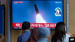 TV izveštaj o lansiranju rakete Severne Koreje, prikazan na železničkoj stanici u Seulu, u Južnoj Koreji, u utorak, 4. oktobra 2022.