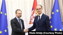 Predsednik Vlade Srbije Đuro Macut (desno) sa ambasadorom i šefom Delegacije EU u Srbiji Emanuelom Žiofreom, Beograd, 25. aprila 2025.