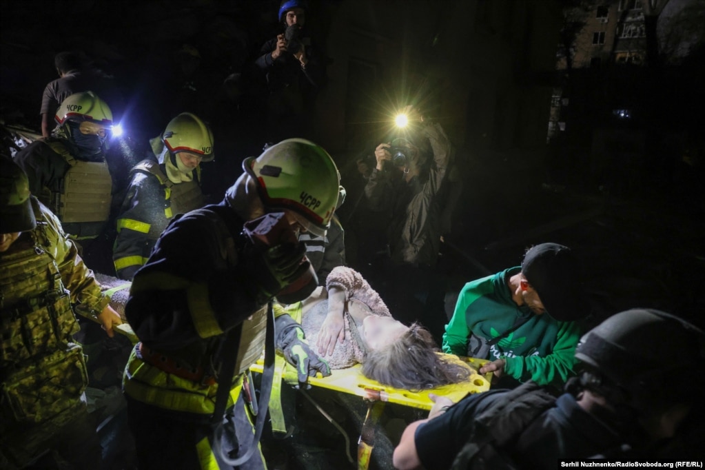 Постраждалу жінку виносять з місця удару