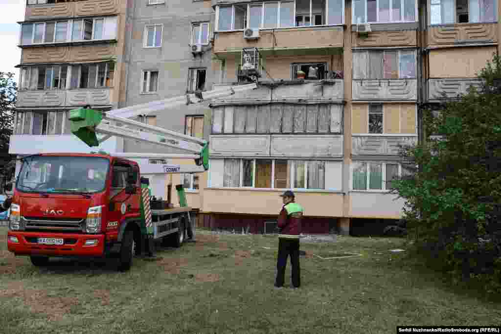 Ті, чиї оселі зазнали часткових пошкоджень, забивають вибиті вікна дошками