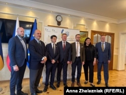 Представники країн-учасників міжпарламентської ініціативи «Об’єднані заради України» в Празі з послом України в Чехії Василем Зваричем