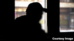 Merkezi Aziýadan bolan migrant Şwesiýa nädip düşendigini hem işlemäge resmi rugsady bolmadyk ýagdaýynda, iş tapyp bilşini düşündirýär.