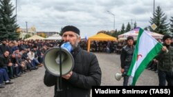 Участники акции протеста в Магасе, выступающие против соглашения об обмене территориями с Чечней. 5 октября 2018 года.