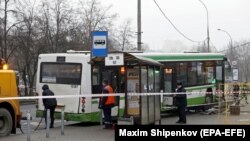 Moskwada awtobus duralgasynda ýüze çykan hadysanyň bolan ýerinde Adatdan daşary gullugynyň işgärleri derňew geçirýärler, Moskwa, 29-njy dekabr, 2017 