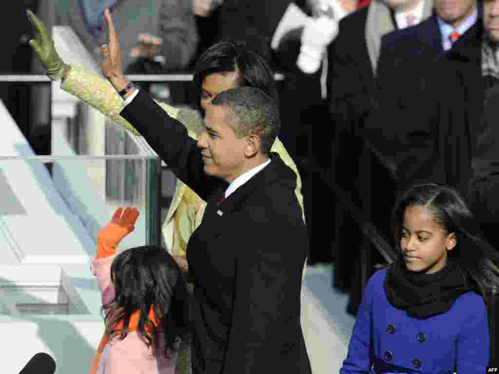 Barack Obama me familjen... - Barack Obama waves after being sworn in as the 44th US president by Supreme Court Chief Justice John Roberts in front of the Capitol in Washington on January 20, 2009. obama20