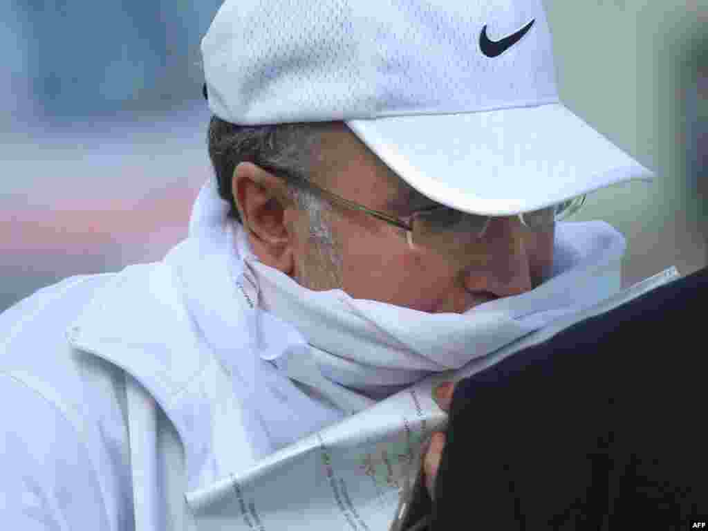 Velika Britanija - Oslobodjen terorista - U Velikoj Britaniji se protestiralo radi odluke Škotskog suda, da iz humanitarnih razloga oslobodi Abdel Basset Mohamet al-Megrahija osudjenog za rušenje američkog aviona 1988-e godine kada je poginulo 270 ljudi. Zbog teške bolesti, Al Megrahiju je ostalo još tri mjeseca života, i to je bio motiv škotskih sudija za ovakvu odluku.