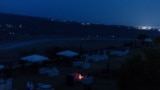O familie stă într-un restaurant deschis chiar înainte de un presupus atac pakistanez în Jammu. 8 mai 2025