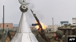 Соьлж-ГIалахь дохийначу маьждиган тховн тIерачу бусалба символшна герз хьежош ву Оьрсийчоьнан салти. 