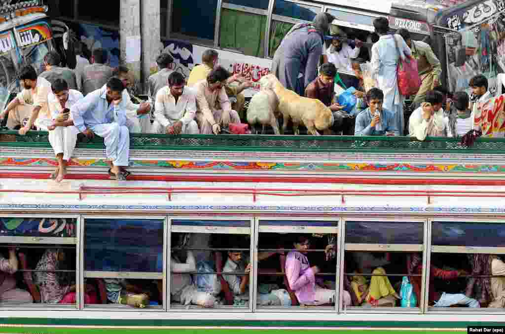 Pakistanis crowd on to a bus in Lahore as they travel to their home towns to celebrate Eid al-Fitr.&nbsp;&nbsp;