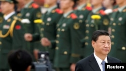 A kínai vezetést felidegesítette az amerikaiak és szövetségeseik által bevezetett csiptranszfertilalom. A képen Hszi Csin-ping elnök egy díszőrség előtt 2021. szeptember 30-án