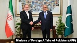 اسحاق ډار (ښي خوا ته) او عباس عراقچي (کيڼ اړخ ته) په اسلام اباد کې د ملاقات پر مهال - پخوانی انځور