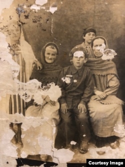 Бабушка Халида на заднем фоне справа. Казахстан, Джамбул. 1956 год