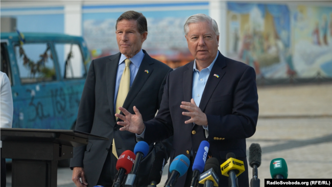 Сенатор-республіканець Ліндсі Грем (п) та сенатор-демократ Річард Блюменталь (л). Київ, 30 травня 2025 року