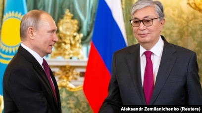 Порно қожайын құлдың аузына сисады